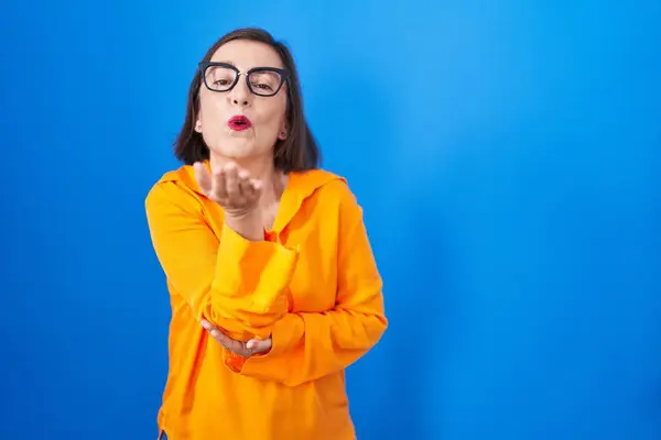 Mujer Hispana Mediana Edad Con Gafas Pie Sobre Fondo Azul —  Fotos de Stock