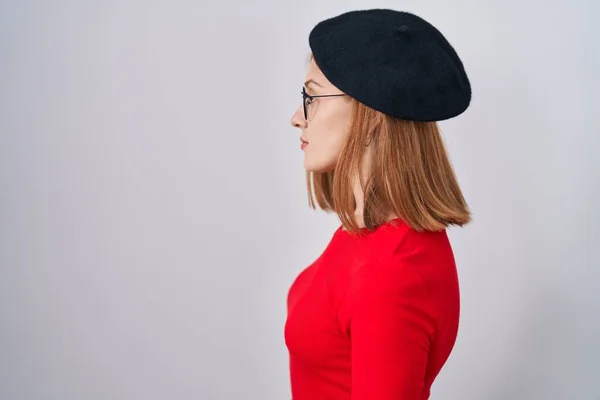年轻的红头发女人站在那里 戴着眼镜 头戴贝雷帽 面带微笑 放松自己的形象 — 图库照片