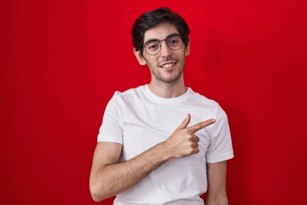 Jonge Spaanse Man Staat Rode Achtergrond Vrolijk Met Een Glimlach — Stockfoto