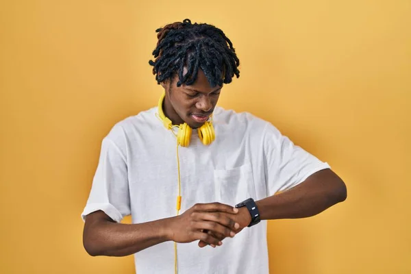 Hombre Africano Joven Con Rastas Pie Sobre Fondo Amarillo Comprobar — Foto de Stock