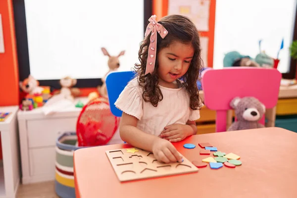Adorable Fille Hispanique Jouer Avec Des Mathématiques Jeu Puzzle Assis — Photo