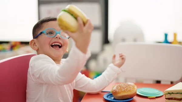 Anaokulunda Hamburger Oyuncağıyla Oynayan Sevimli Spanyol Çocuk — Stok fotoğraf