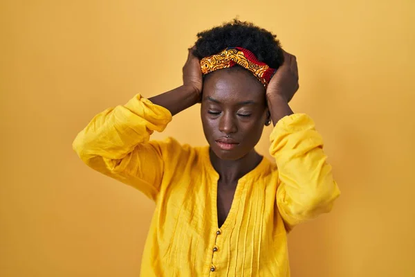 アフリカのターバンを身に着けているアフリカの若い女性は 痛みや片頭痛のために絶望的でストレスを受けた 手を頭に — ストック写真