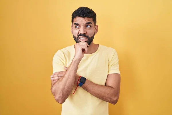 Homem Hispânico Com Barba Sobre Fundo Amarelo Pensando Preocupado Com — Fotografia de Stock