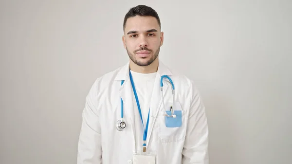 Junger Hispanischer Arzt Steht Mit Ernstem Gesichtsausdruck Vor Isoliertem Weißen — Stockfoto