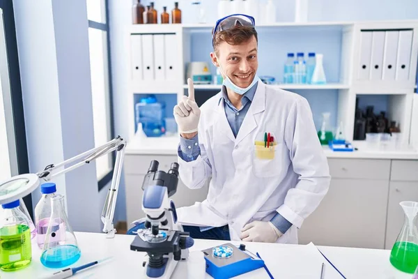 Hombre Caucásico Trabajando Laboratorio Científico Sonriendo Con Una Idea Pregunta —  Fotos de Stock