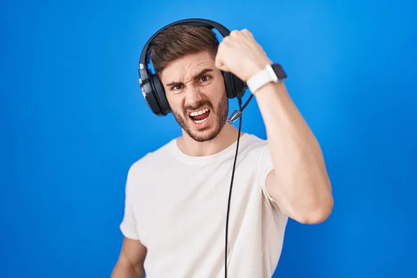 Hispanic Man Med Skägg Lyssnar Musik Bär Hörlurar Arg Och — Stockfoto