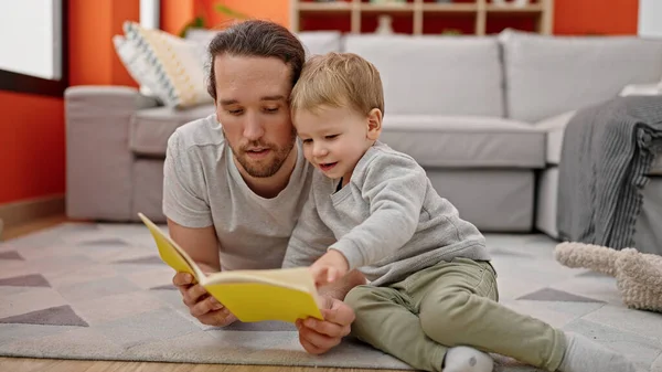 Ojciec Syn Czytający Książkę Siedzący Razem Podłodze Domu — Zdjęcie stockowe