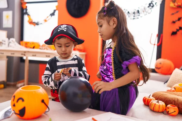 Adorável Menino Menina Tendo Halloween Festa Desenho Balão Casa — Fotografia de Stock