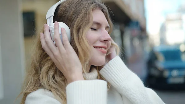 Ung Blond Kvinna Lyssnar Musik Stående Gatan — Stockfoto