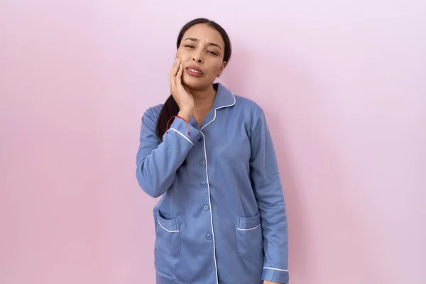 Mulher Árabe Jovem Vestindo Pijama Azul Tocando Boca Com Mão — Fotografia de Stock