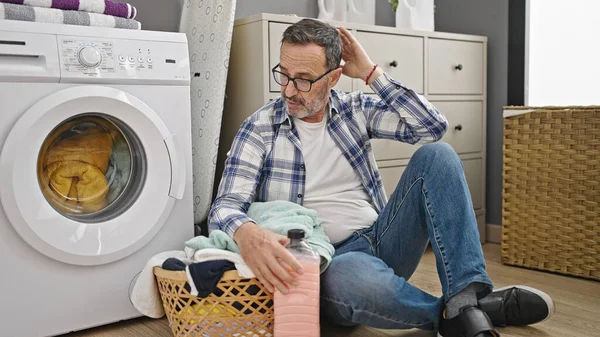 Çamaşır Odasında Çamaşır Makinesini Bekleyen Orta Yaşlı Bir Adam — Stok fotoğraf