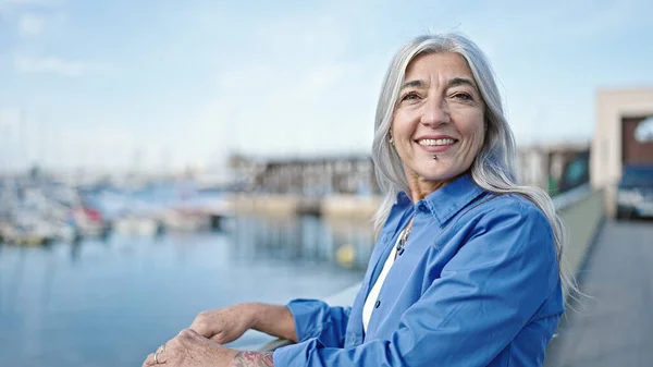 Middle Age Grey Haired Woman Smiling Confident Standing Seaside — Stock Photo, Image
