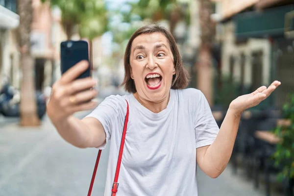 Μεσήλικας Ισπανόφωνη Γυναίκα Κάνει Βιντεοκλήση Smartphone Γιορτάζει Επίτευγμα Χαρούμενο Χαμόγελο — Φωτογραφία Αρχείου