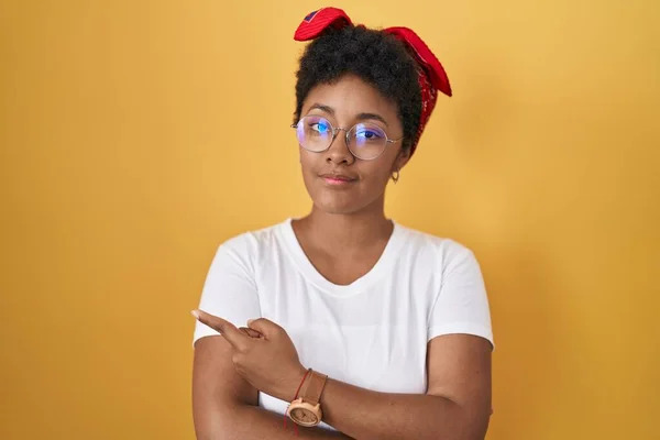Sarı Arka Planda Duran Afro Amerikalı Genç Bir Kadın Elini — Stok fotoğraf