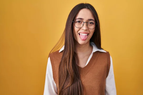 Jonge Brunette Vrouw Die Gele Achtergrond Staat Met Een Bril — Stockfoto