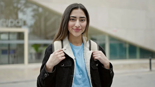 Junge Schöne Hispanische Studentin Lächelt Selbstbewusst Auf Der Straße — Stockfoto