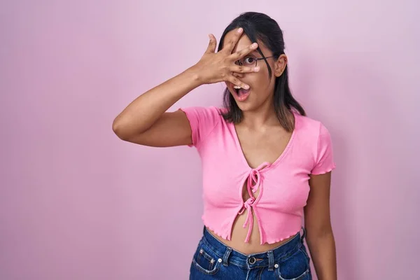 Латиноамериканская Молодая Женщина Стоящая Розовом Фоне Очках Подглядывая Ударные Закрывающие — стоковое фото