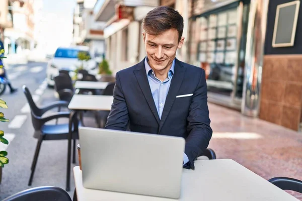 Young Man Business Worker Using Laptop Sitting Table Coffee Shop — Fotografia de Stock