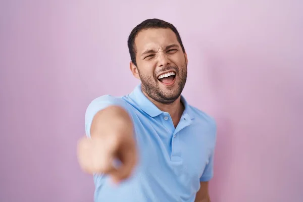 Hombre Hispano Pie Sobre Fondo Rosa Señalando Disgustado Frustrado Cámara —  Fotos de Stock