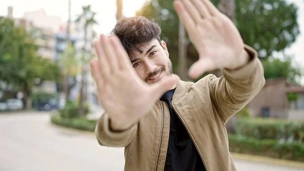 Jovem Hispânico Sorrindo Confiante Fazendo Gesto Quadro Com Mãos Parque — Fotografia de Stock