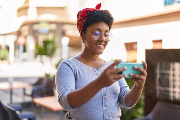 Mujer Afroamericana Sonriendo Confiada Viendo Video Smartphone Calle —  Fotos de Stock