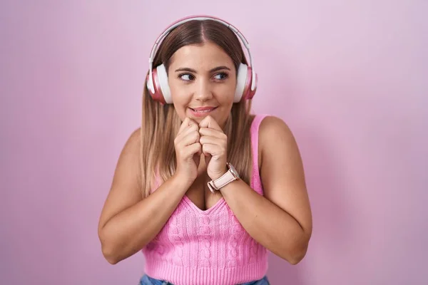 Mladá Blondýna Žena Poslouchá Hudbu Pomocí Sluchátek Směje Nervózně Vzrušeně — Stock fotografie