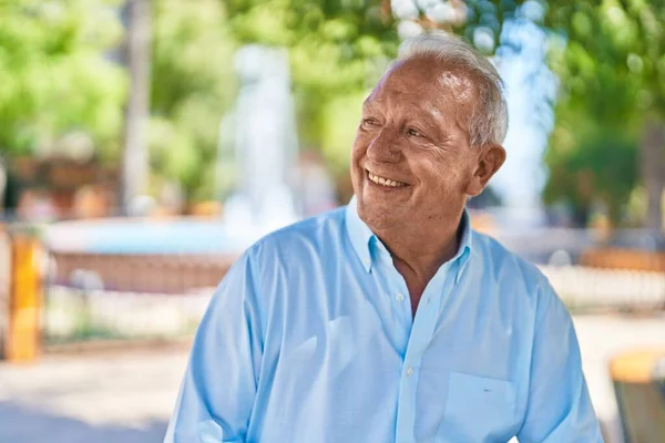 Senior Siwowłosy Mężczyzna Uśmiecha Się Pewnie Stojąc Parku — Zdjęcie stockowe