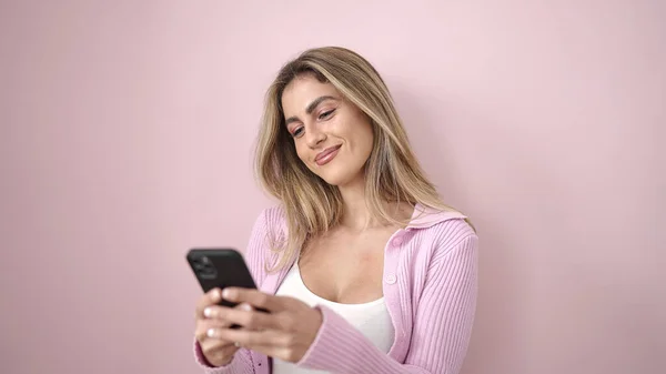 Young Blonde Woman Smiling Confident Using Smartphone Isolated Pink Background — Zdjęcie stockowe