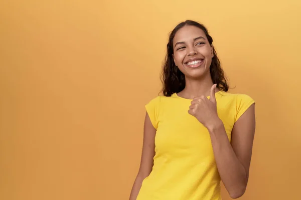 Joven Africana Americana Sonriendo Confiada Haciendo Signo Con Pulgar Hacia —  Fotos de Stock