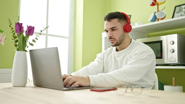 Молодий Іспаномовний Чоловік Використовує Ноутбук Навушники Сидячи Столі Їдальні — стокове фото