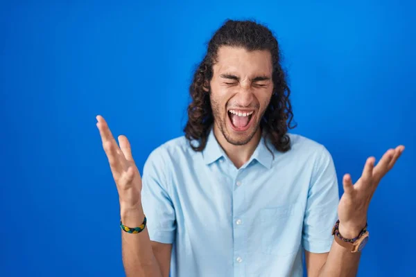 Homem Hispânico Jovem Sobre Fundo Azul Celebrando Louco Louco Para — Fotografia de Stock