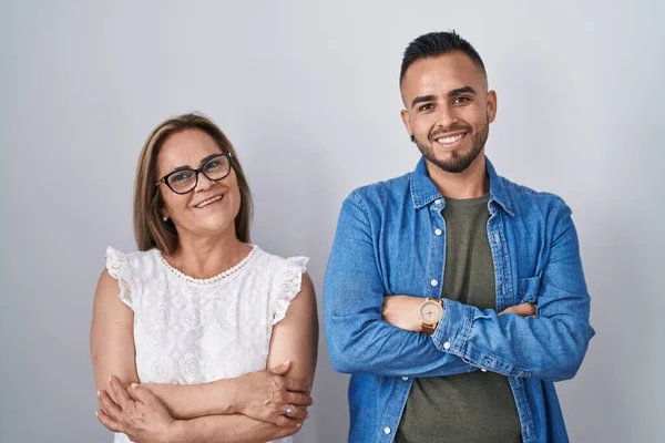 Hispanic Mor Och Son Står Tillsammans Glad Ansikte Leende Med — Stockfoto