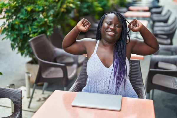 Afroamerykanka Rozciągająca Ramiona Siedząca Stole Tarasie Kawiarni — Zdjęcie stockowe