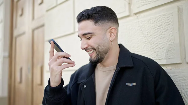 Jonge Arabier Die Spraakberichten Verstuurt Met Smartphone Straat — Stockfoto