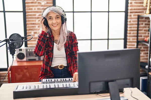 Mujer Músico Pelo Gris Mediana Edad Sonriendo Confiado Tocando Piano — Foto de Stock