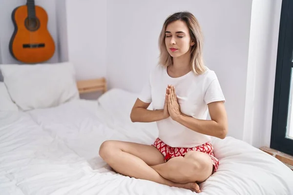 Young Woman Doing Yoga Exercise Sitting Bed Bedroom — Φωτογραφία Αρχείου