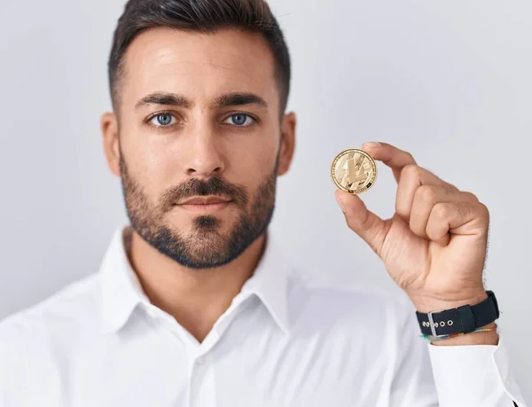 Bel Homme Hispanique Tenant Litecoin Crypto Monnaie Monnaie Attitude Pensée — Photo