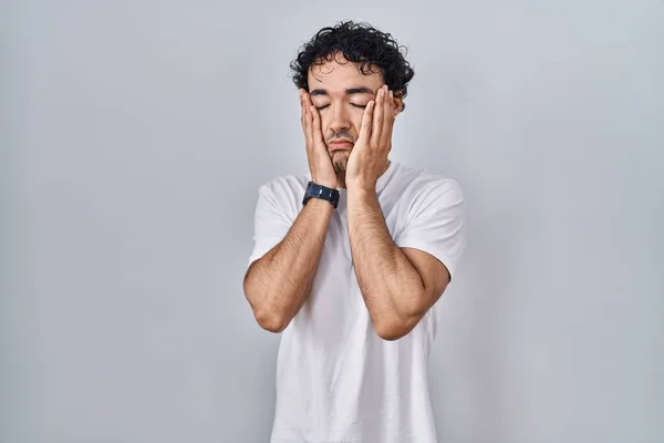 Hispánec Stojí Nad Izolovaným Pozadím Unavené Ruce Zakrývající Tvář Deprese — Stock fotografie