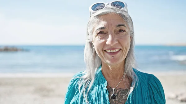 Mujer Pelo Gris Mediana Edad Sonriendo Confiada Pie Playa —  Fotos de Stock