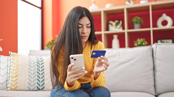 Ung Vacker Latinamerikansk Kvinna Shopping Med Smartphone Och Kreditkort Sitter — Stockfoto