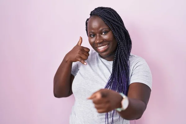 Jonge Afrikaanse Vrouw Die Een Roze Achtergrond Staat Glimlachen Terwijl — Stockfoto