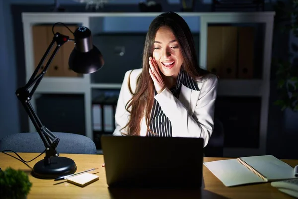 Ung Brunett Kvinna Som Arbetar Kontoret Natten Med Laptop Hand — Stockfoto