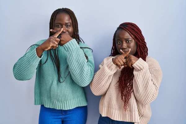 Две Африканки Стоят Синем Фоне Отвергая Выражение Лица Скрещивая Пальцы — стоковое фото