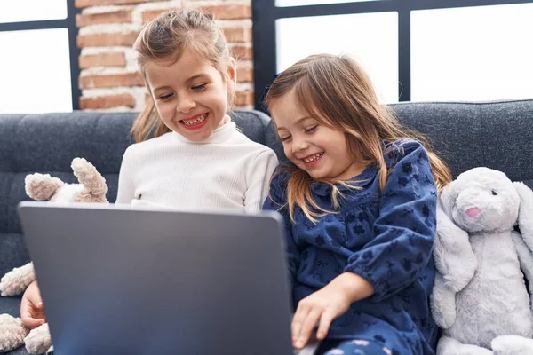 Αξιολάτρευτα Κορίτσια Που Χρησιμοποιούν Φορητό Υπολογιστή Κάθεται Στον Καναπέ Στο — Φωτογραφία Αρχείου