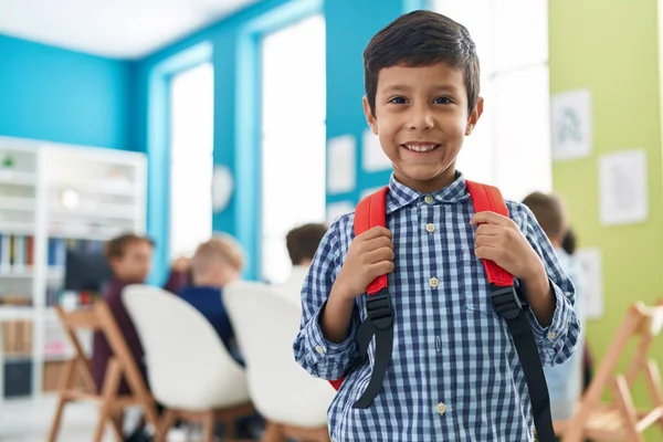 Sınıfta Kendinden Emin Gülümseyen Sevimli Spanyol Çocuk — Stok fotoğraf