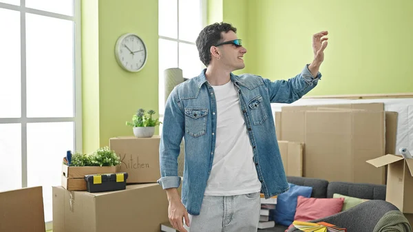 Genç Spanyol Adam Yeni Evinde Sanal Gerçeklik Gözlükleriyle Oynarken Kendinden — Stok fotoğraf