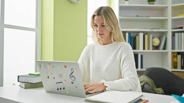 Ung Blond Kvinna Student Med Bärbar Dator Studerar Vid Biblioteket — Stockfoto