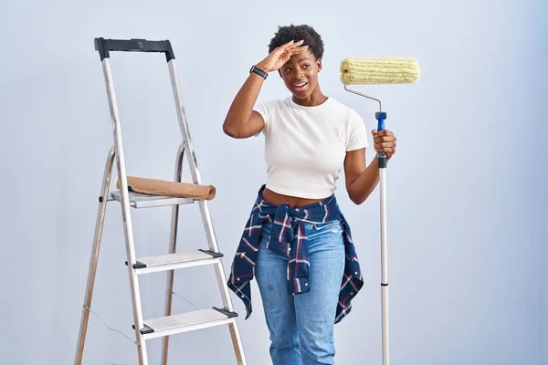 Donna Afroamericana Che Tiene Mano Roller Painter Molto Felice Sorridente — Foto Stock