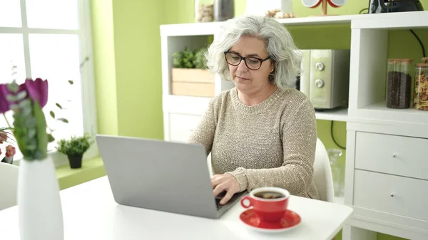 Mulher Meia Idade Com Cabelos Grisalhos Usando Laptop Sentado Mesa — Fotografia de Stock